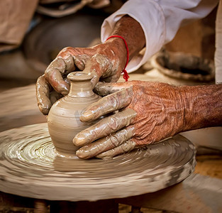 波特在工作中制作陶瓷盘子。印度拉贾斯坦邦