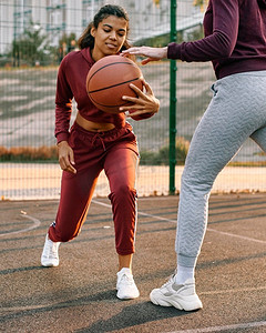 孩子篮球摄影照片_妇女一起打篮球外面