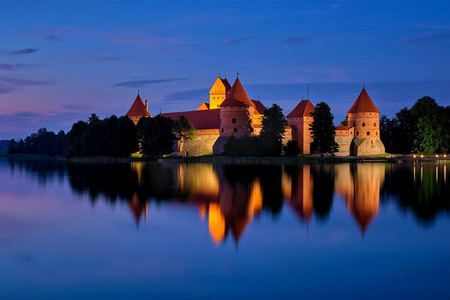 凯夫拉尔摄影照片_Trakai岛城堡的夜景在加尔夫湖照明在晚上，立陶宛。Trakai Island Castle in Lake Galve，立陶宛