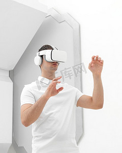 手持虚拟现实模拟器的年轻人