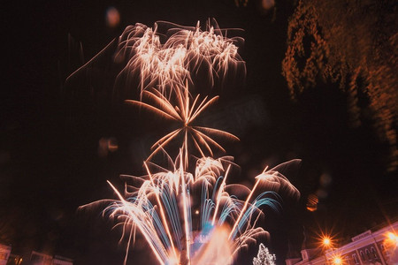 烟花城市新年快乐背景烟火人物活动