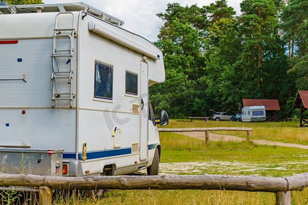露营者露营在夏天的大自然。乘汽车回家。大篷车度假..露营在自然