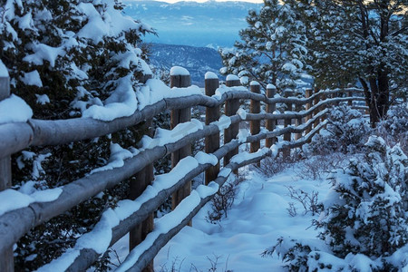 积雪覆盖在冬季的山区围栏