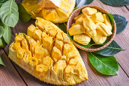 菠萝蜜在木篮子与叶子，成熟的菠萝蜜去皮热带水果新鲜从菠萝蜜树