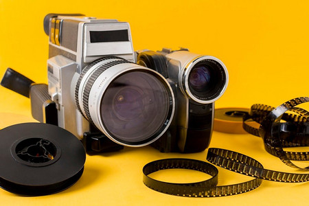 现代照相机胶片卷轴胶片条黄色背景