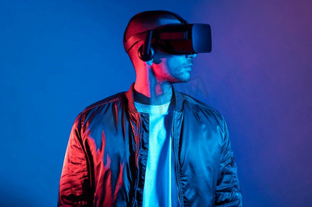 男子与VR眼镜技术中等拍摄