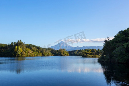 塔拉纳基摄影照片_塔拉纳基山位于埃格蒙特国家公园，北岛，新西兰。美丽的自然景观