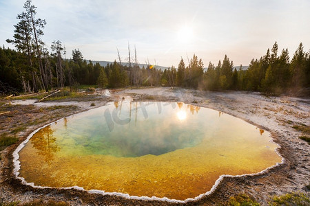 七彩晨曦池——美国怀俄明州黄石国家公园著名的温泉