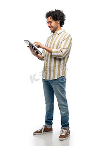 技术与人的概念-戴着眼镜的快乐年轻人，白色背景上的平板电脑。拥有平板电脑的快乐年轻人