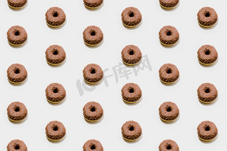 粉红色装饰卡通摄影照片_巧克力甜甜圈面包店
