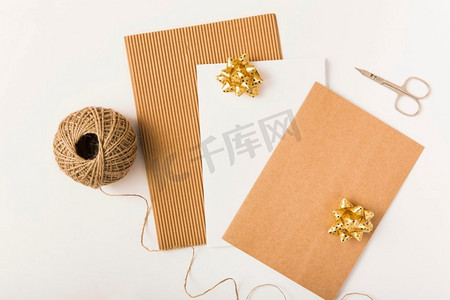 工艺包装纸与金色蝴蝶结白色背景