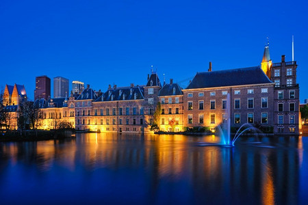 binnenhof 议会大厦和 hofvijver 湖的景色,背景是市中心的摩天大楼
