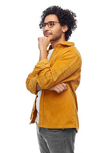 人物和时尚概念-戴眼镜，穿黄色夹克的人在白色背景下。戴眼镜、穿黄色夹克的男子