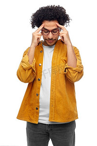 人和头脑概念思考的人在白色背景的眼镜和黄色夹克戴眼镜和黄色夹克的思考人