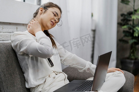 一个女人有脖子疼，因为她在家里工作