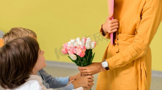 孩子们给老师送花束