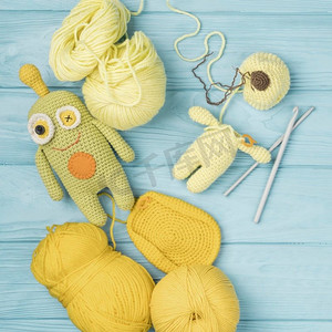 黄色毛线配可爱娃娃图画卡通动漫人物