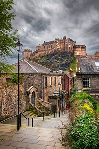 奥特曼壁纸摄影照片_英国爱丁堡，苏格兰爱丁堡，雨天从Heriot Place俯瞰爱丁堡城堡。爱丁堡城堡，来自英国爱丁堡赫里奥特广场