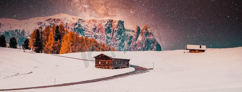 单独建筑摄影照片_惊人的冬季景观在晚上与小别墅