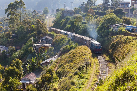 风景如画摄影照片_在斯里兰卡最风景如画的火车路上的火车