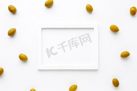 黄色橄榄与白色框架模拟
