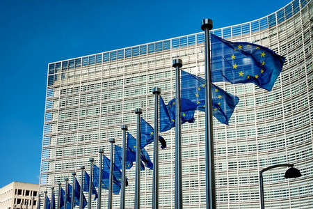 布鲁塞尔欧盟委员会总部 berlaymont 大楼前的欧盟旗帜.
