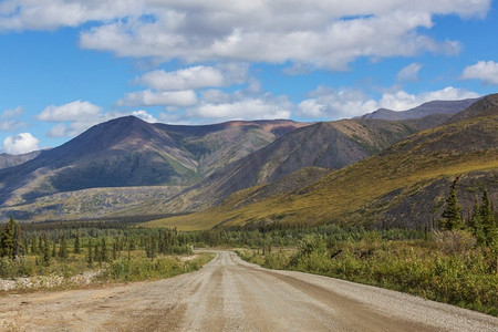 北极圈附近的无尽登普斯特高速公路，从道森市通往加拿大因纽特克的偏远砾石路