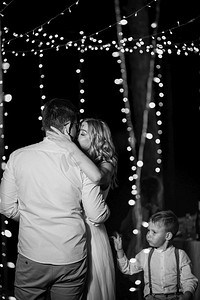 新婚夫妇在温暖灯光的映衬下的晚间舞蹈
