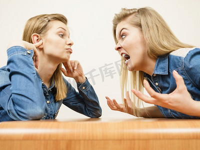 无知摄影照片_两个女人争吵起来嘲笑对方的气。女的训斥，无知的概念..两个女人吵架了