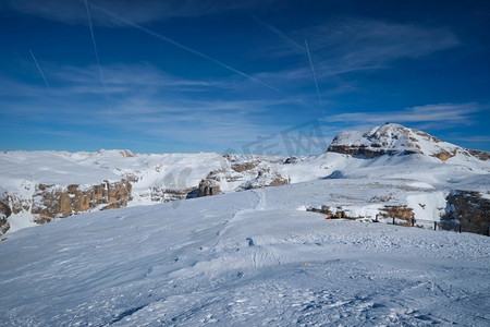 阿拉泰摄影照片_从帕索波尔多伊山口观看意大利滑雪胜地滑雪道和多洛米蒂山脉。意大利阿拉巴。滑雪胜地在多洛米蒂，意大利
