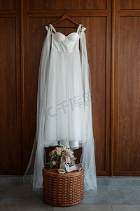 花边摄影照片_把新娘穿上一件有紧身胸衣和花边的婚纱