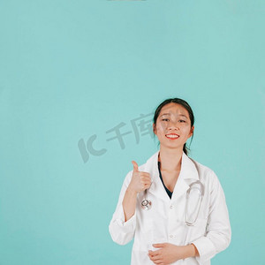 框摄影照片_亚洲医生示意拇指向上