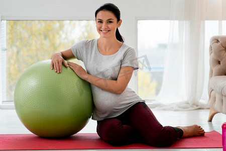 孕妇带着健身球锻炼身体
