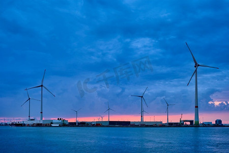 傍晚，安特卫普港口的风力涡轮机为发电机提供动力。比利时安特卫普安特卫普港口的风力涡轮机在晚上