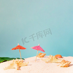 太阳伞摄影照片_海滩与红色太阳伞海星