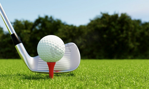 高尔夫球在发球台和高尔夫俱乐部与球道绿色背景。运动和运动概念。3D插图渲染