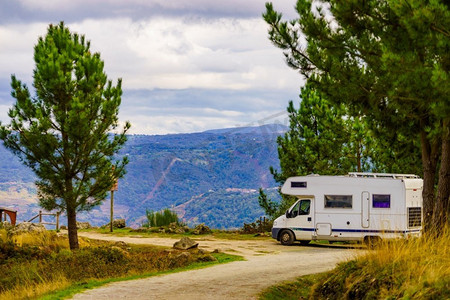露营房车露营在大自然。西班牙冒险与汽车之家房车露营在自然