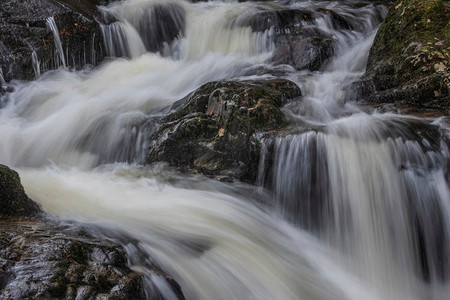 在丰富多彩的秋季展示期间湖区的Aira Force Upper Falls的史诗景观图像