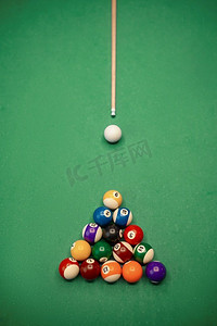 顶视图台球和球杆在绿色桌子，斯诺克台球游戏俱乐部。台球和球杆的顶视图