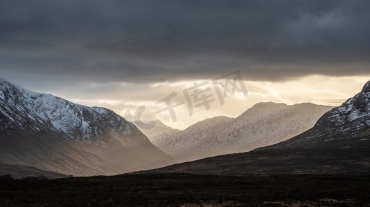 令人惊叹的戏剧性冬季日落阳光在Etive Mor失去的山谷景观在苏格兰高地