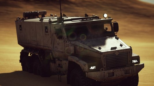机器战争摄影照片_沙漠中的装甲军用卡车