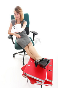 妇女女商人拿着大量的文件被隔绝的白色红色文件夹时钟时间年轻的放松腿起来