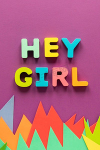 嘿女孩留言妇女节立体字卡通图像带有消息心形绿松石背景的装饰板书本