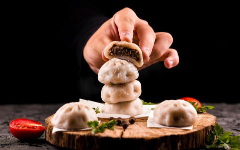 手拿着肉饺子树脂娃娃食物