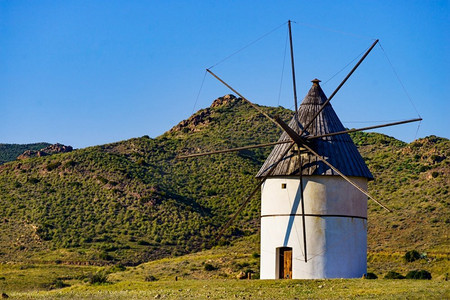 西班牙阿尔梅里亚卡波德加塔尼贾尔国家公园的老风车。西班牙风景画与老风车
