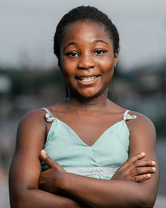 肖像年轻的非洲女孩与手臂交叉