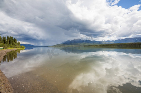 山水宁静摄影照片_加拿大山湖边宁静的景色