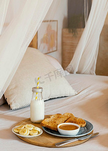 早餐床与牛奶香蕉面包