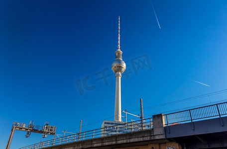 S—Bahn高架铁路线和飞机飞过柏林Fernsehturm电视塔，柏林，德国