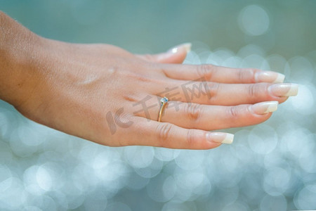 金结婚戒指戴在女孩的手指上’